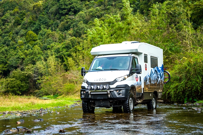 駕駛四驅(qū)越野房車開啟新疆行，我們不羈愛自由。