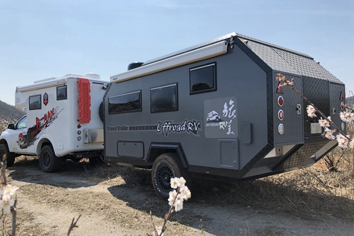 盛夏美景怎么賞最好？開著極光者越野拖掛房車勇往直前所向披靡